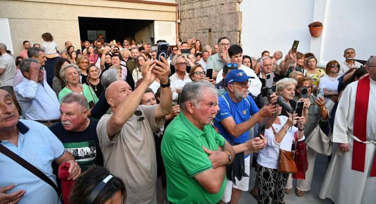 Fieles que asistieron al rito de las uvas y el maíz. | RAFA VÁZQUEZ