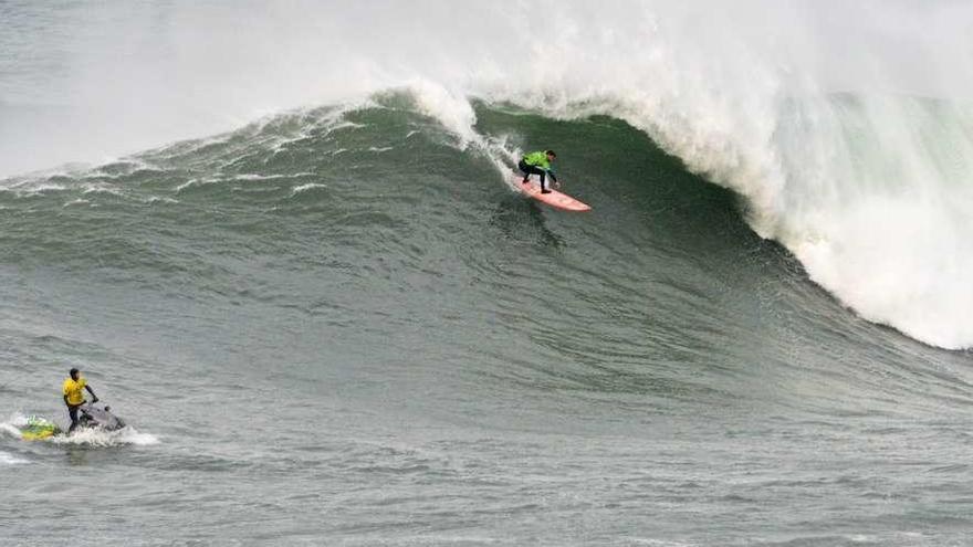 Juan Fernández surfea la ola gigante de Cantabria conocida como &#039;La Vaca&#039;.