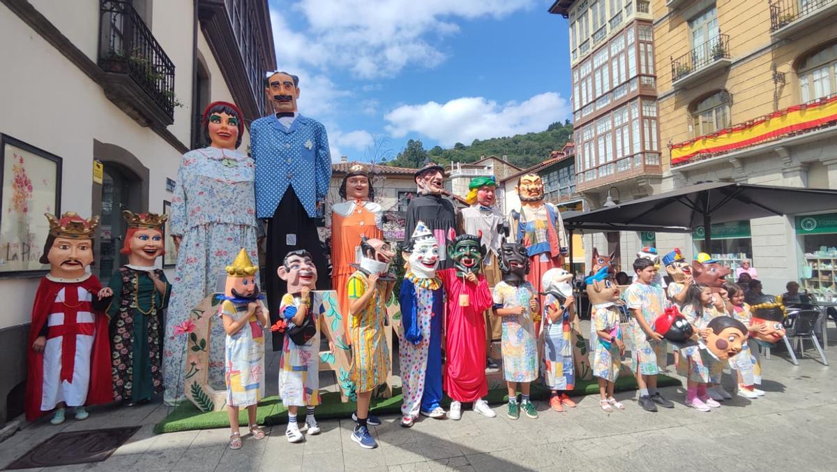 Gigantes y cabezudos animan Cangas del Narcea Gigantes y cabezudos animan Cangas del Narcea