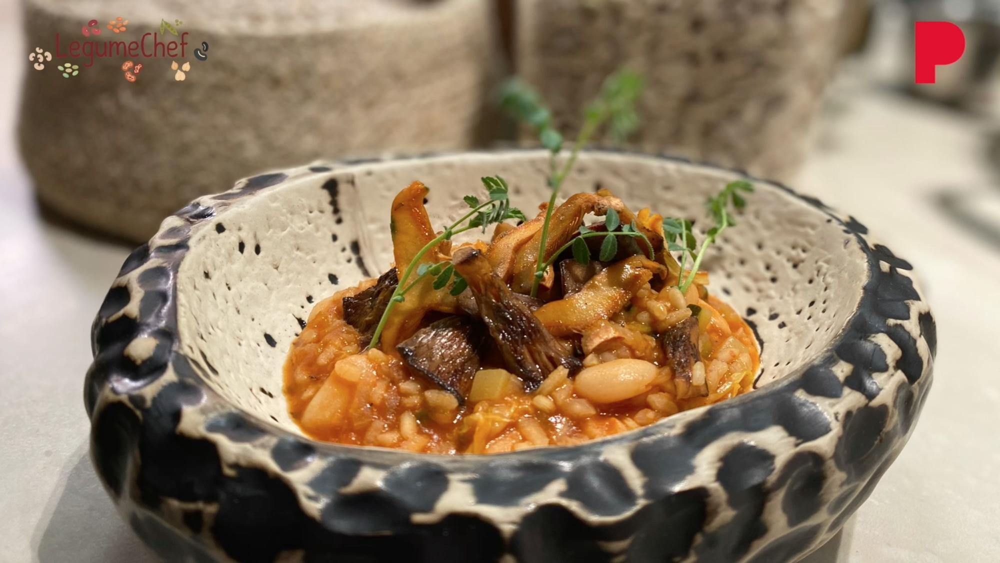 Arroz con alubias blancas, verduras y setas.