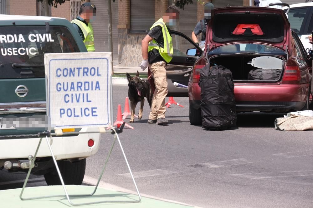 Despliegue de la Guardia Civil en el barrio del Rincón de Redován para poner coto a la venta al menudeo de droga