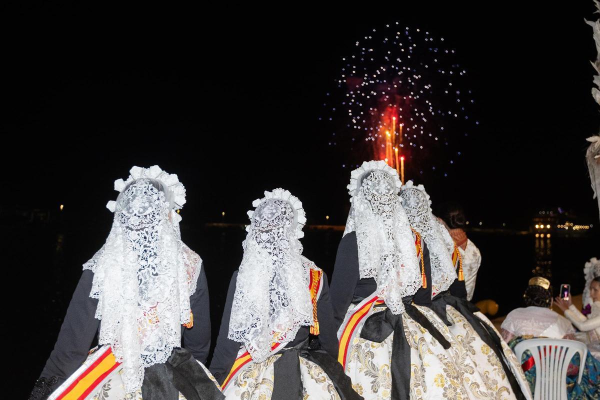 Los fuegos artificiales pusieron el broche de oro al Pregón de Hogueras