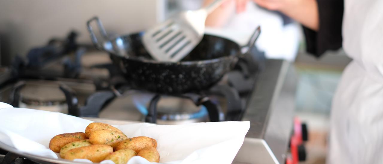 Alumnos del ciclo de cocina durante sus prácticas en el Valle de Elda.