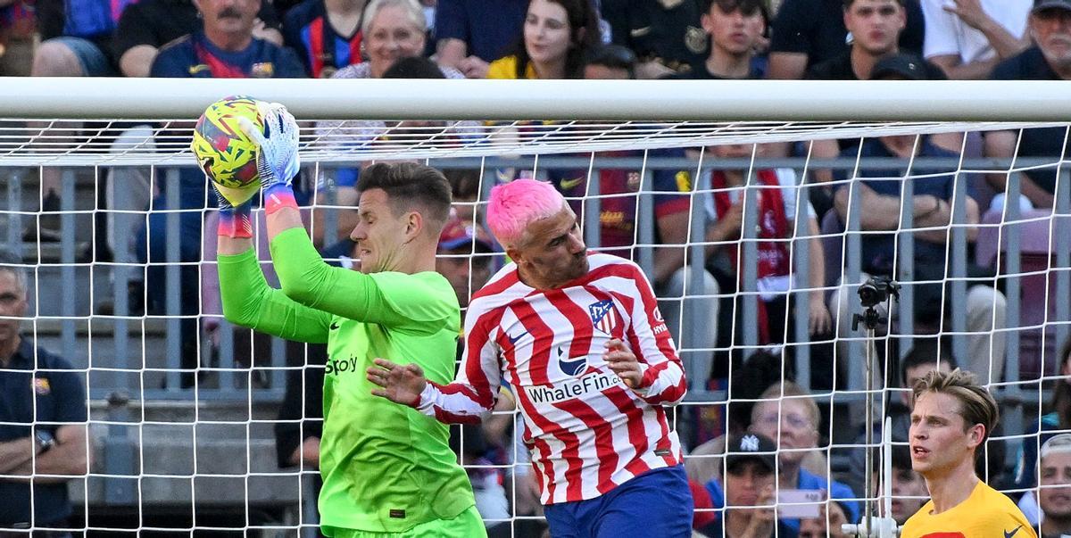 Ter Stegen atrapa el balón ante Griezmann en el Barça-Atlético del Camp Nou.