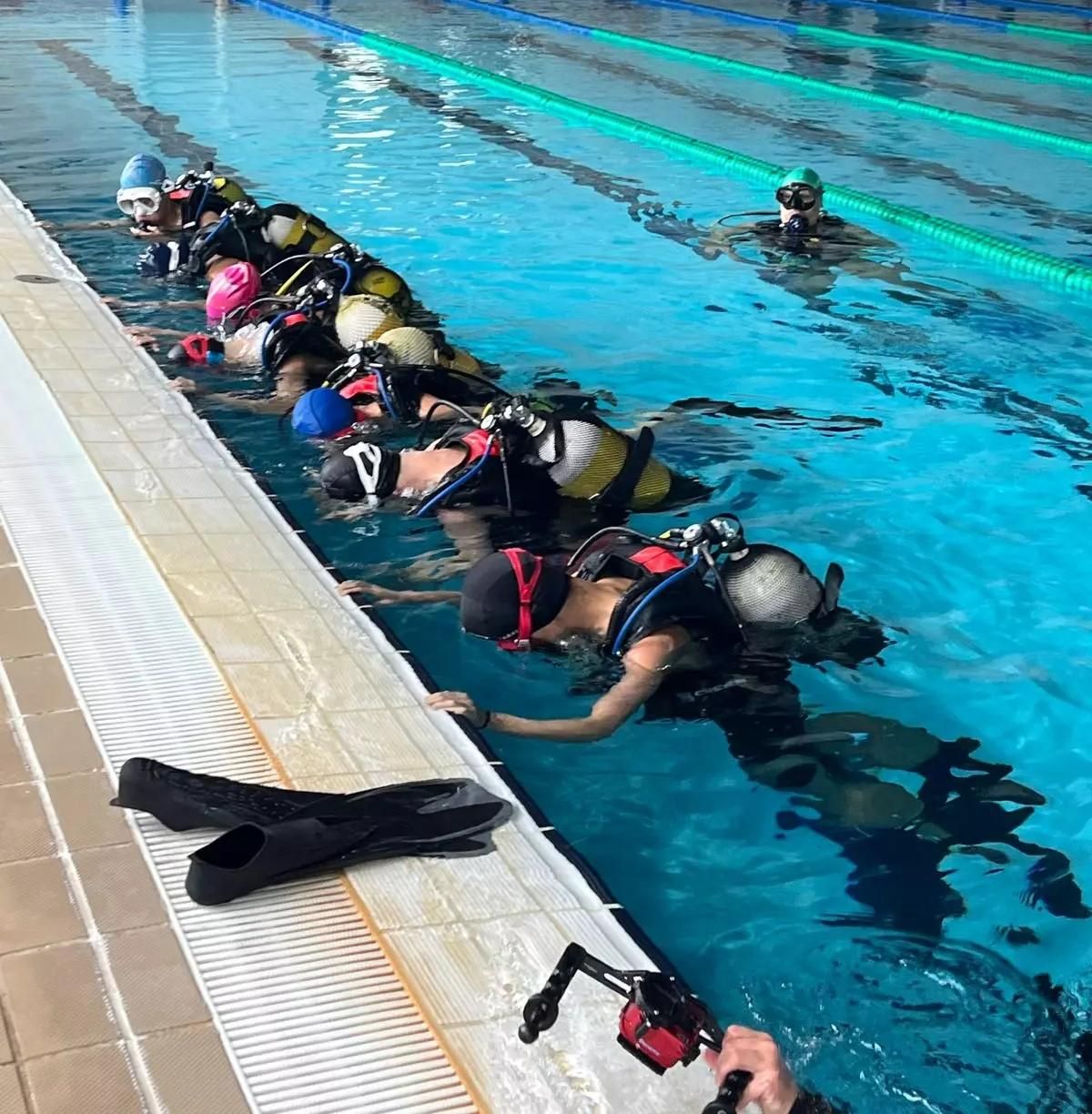 Alumnos durante la clase de buceo.