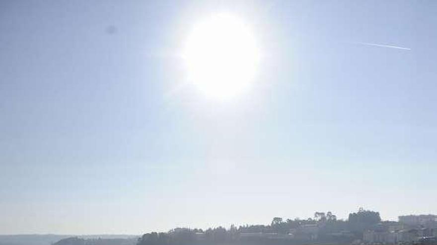 Dos jubilados toman el sol sentados en un banco. / carlos pardellas