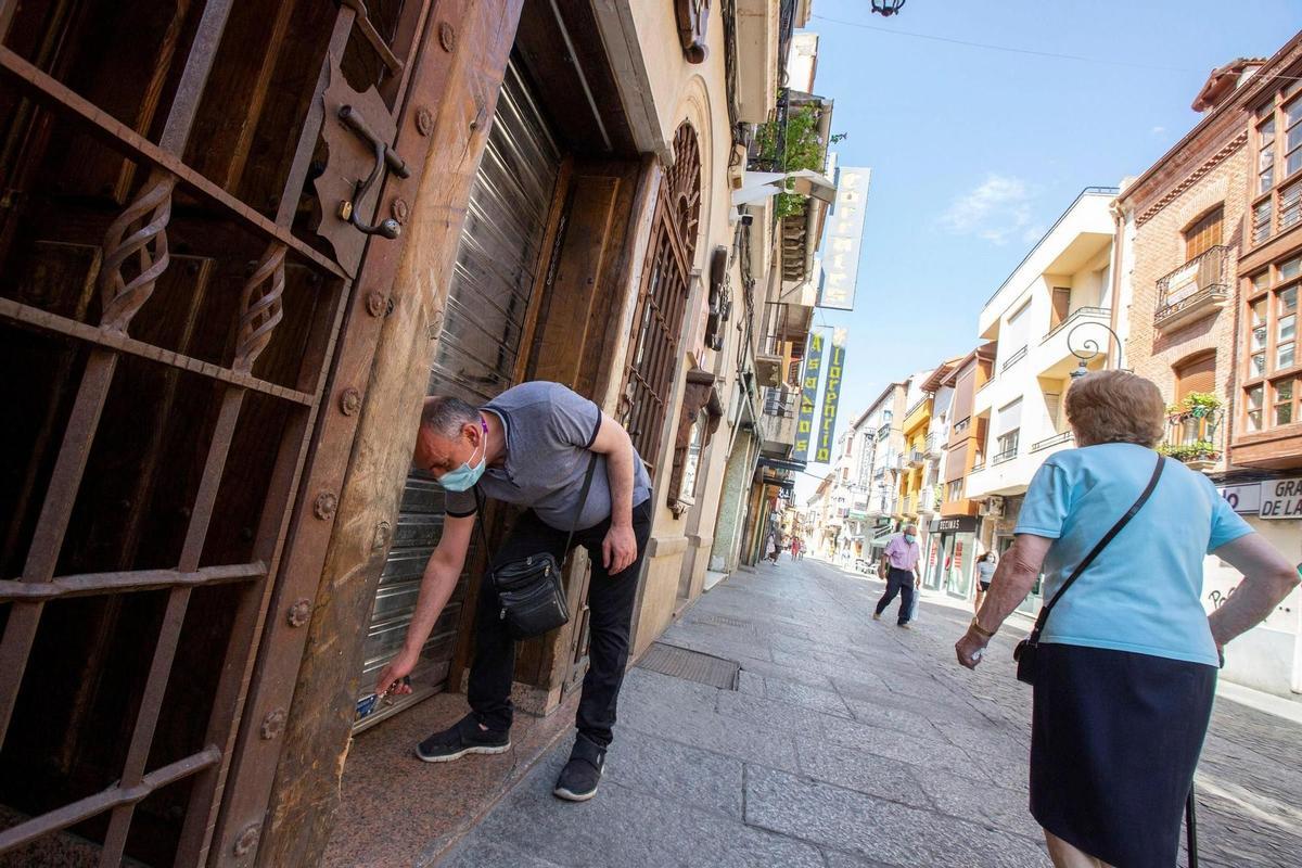 Un hombre cierra su bar en Aranda de Duero durante la pandemia.