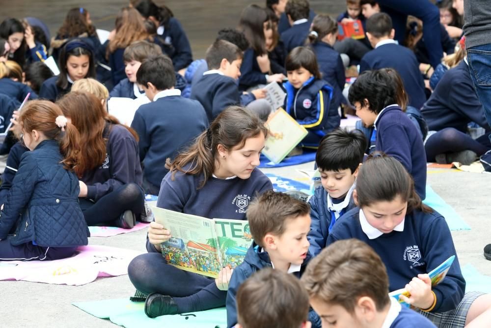 Todos los alumnos participan en un acto para celebrar el Día del Libro en el que los mayores leen libros a los pequeños.