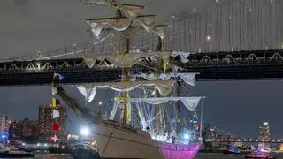 Al menos dos muertos tras la colisión de un buque mexicano contra el puente de Brooklyn