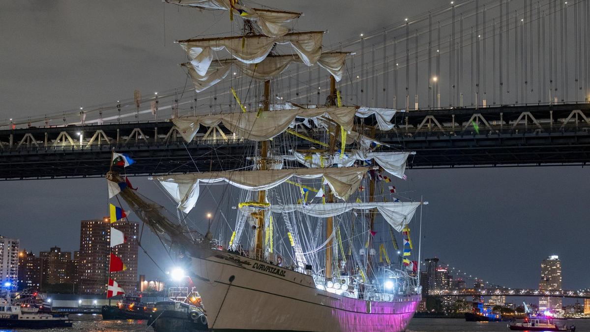 Al menos dos muertos y 20 heridos tras el choque de un buque escuela mexicano con el Puente de Brooklyn