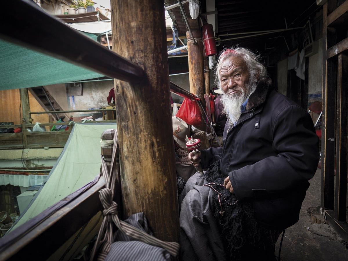 Devoto en el templo Meru, de Lhasa