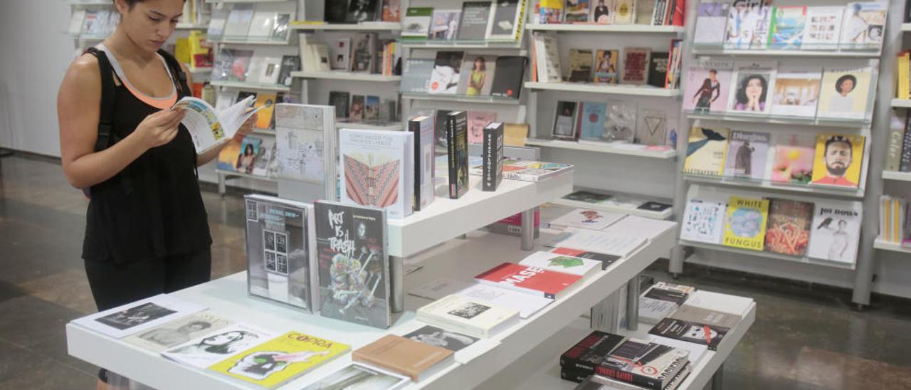 Inma Pérez Burche gestiona desde 2007 la librería del MuVIM;ahora se atreve también con la del IVAM (fotos del nuevo local; Pérez Burche posa a la izquierda).