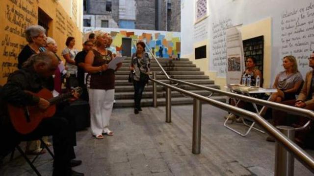 La alcaldesa de Alicante, Sonia Castedo, ayer, en uno de los recitales de poesía.