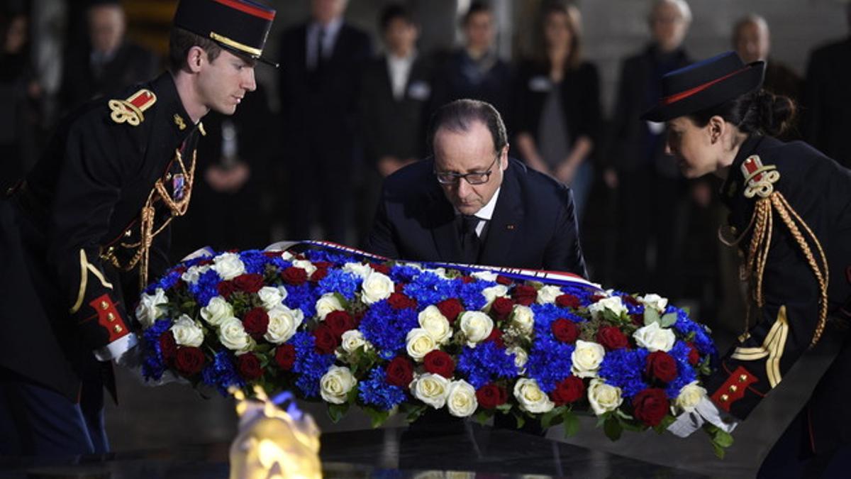 François Hollande deposita flores en el monumento al Holocausto, este martes en París.