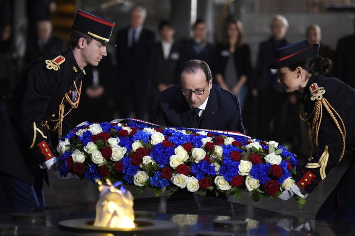 François Hollande diposita flors en el monument a l’Holocaust, aquest dimarts a París.