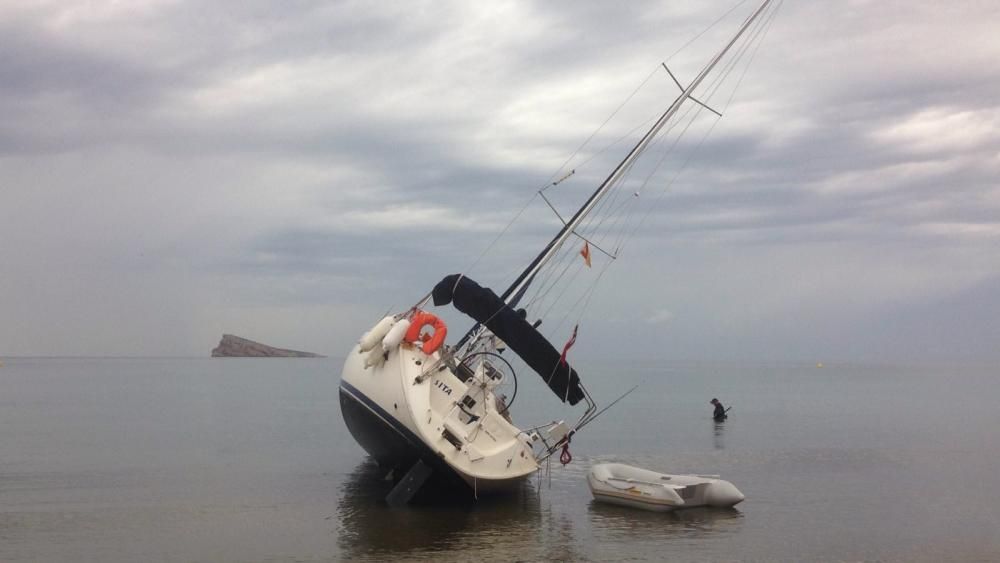 El barco ha quedado varado cerca de la orilla