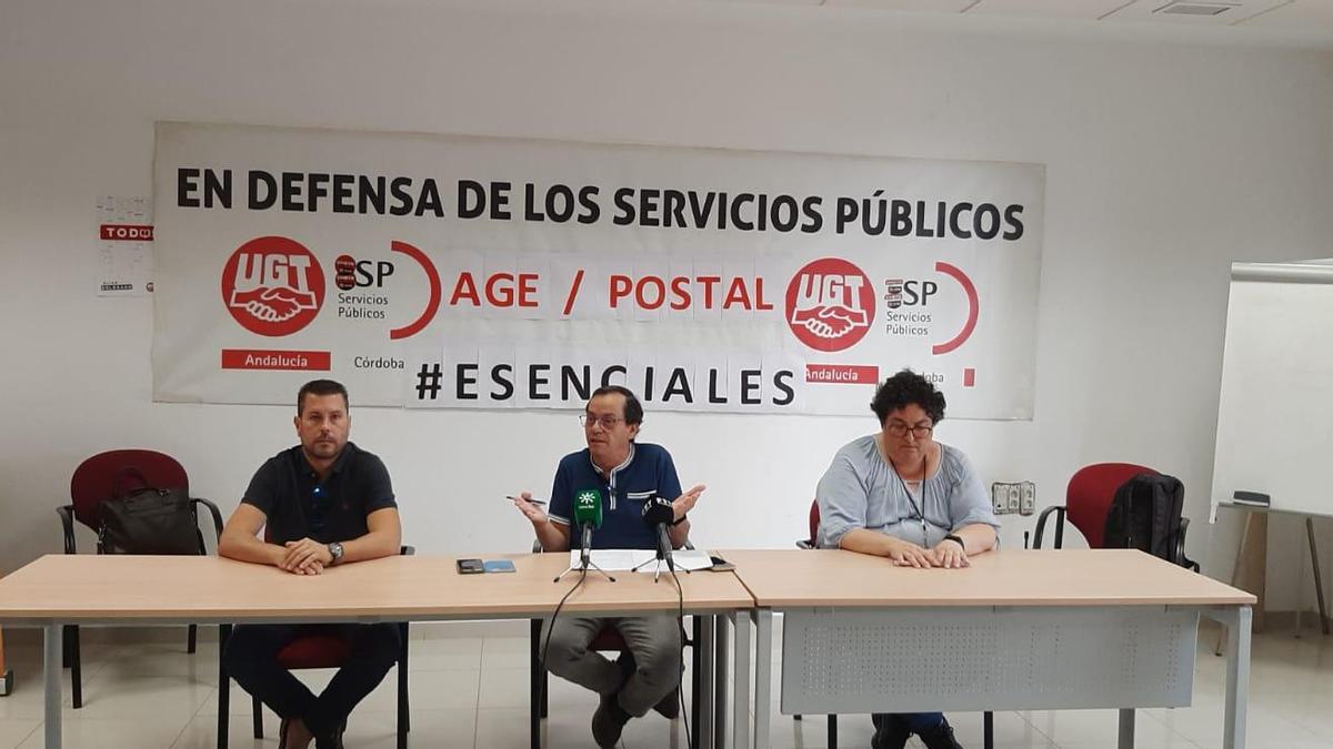 El secretario provincial de Administración General del Estado y Postal de UGT Servicios Públicos en Córdoba, Federico Bernabé, junto a otros miembros del sindicato, en la rueda de prensa.