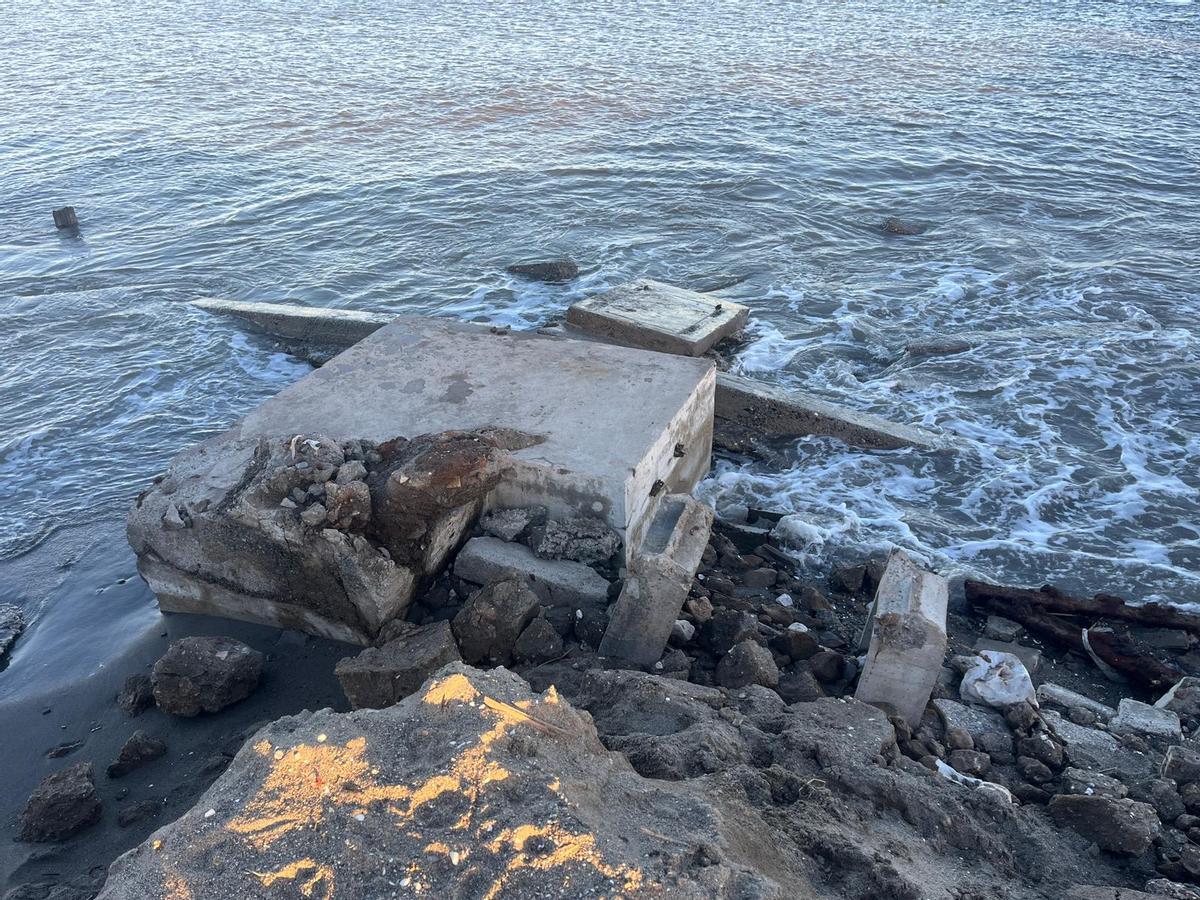 Otro detalle de lo desenterrado por los temporales, restos de las antiguas instalaciones del Butano.
