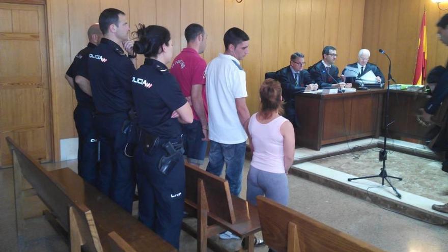 El autor del violento atraco (de rosa) y los dos encubridores, ayer durante el juicio.