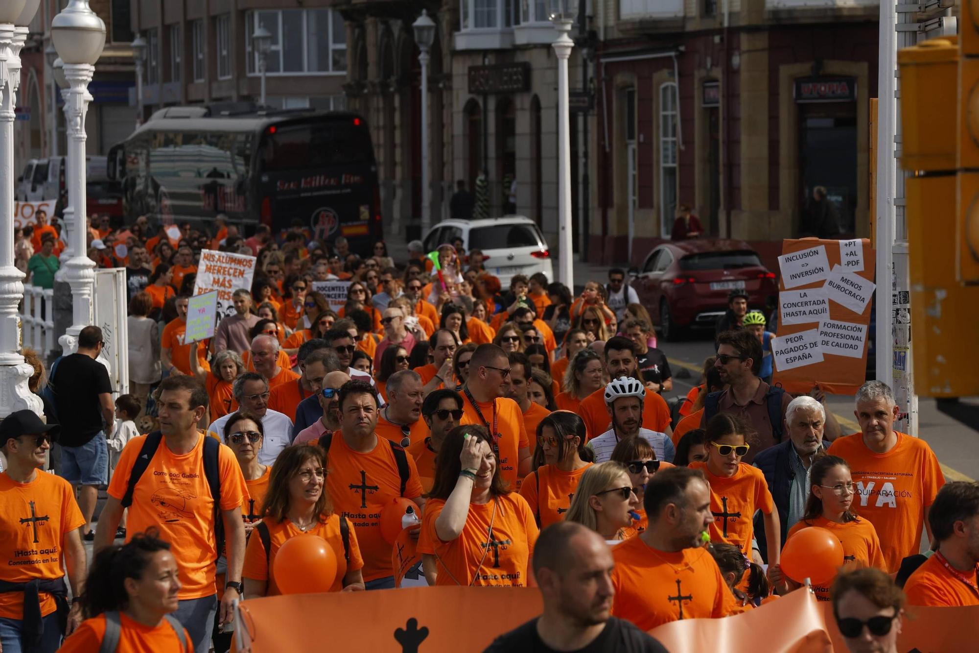 Así fue la gran concentración en Gijón por la educación concertada (en imágenes)
