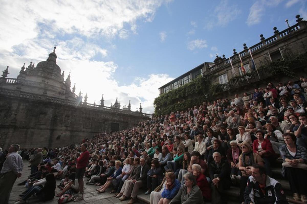 Gentada als afores de la catedral de Santiago, on s’ha celebrat el funeral oficial per les 79 víctimes mortals de l’accident de tren del dia 24, aquest dilluns.