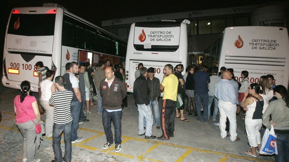 Ciudadanos hacen cola ante vehículos de Cruz Roja para donar sangre para los heridos en el accidente de Santiago, anoche.