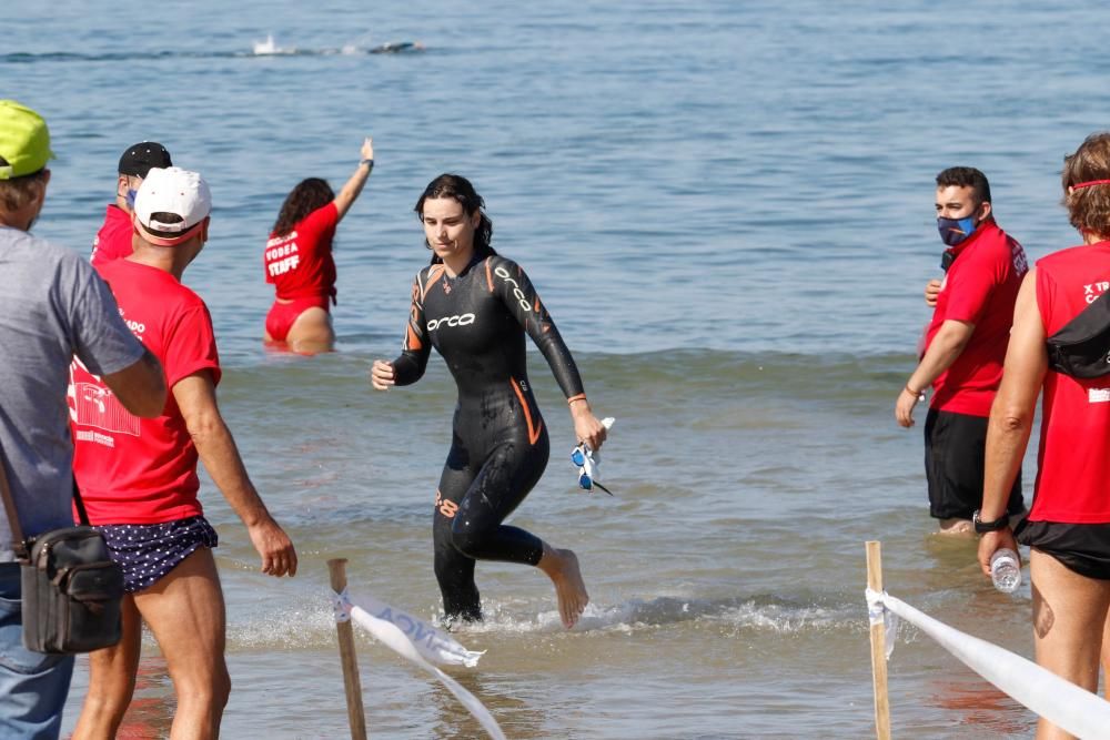 400 nadadores desafían a las aguas de Praia América. // Alba Villar