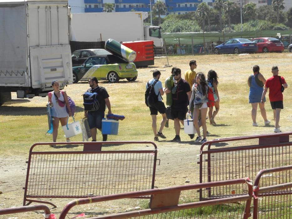 Los 'weekers', en las horas previas al inicio del festival de música de Torre del Mar.