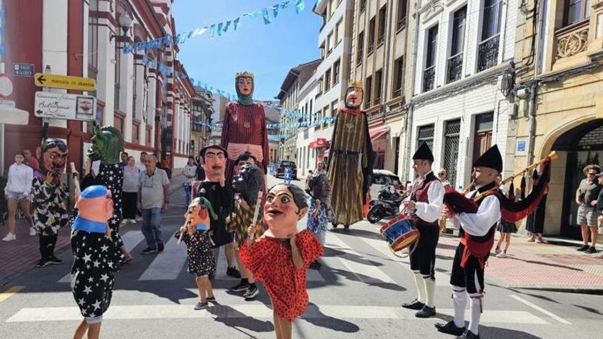 Villaviciosa disfruta a tope del Portal, que este domingo celebra su "día grande" con la tradicional danza