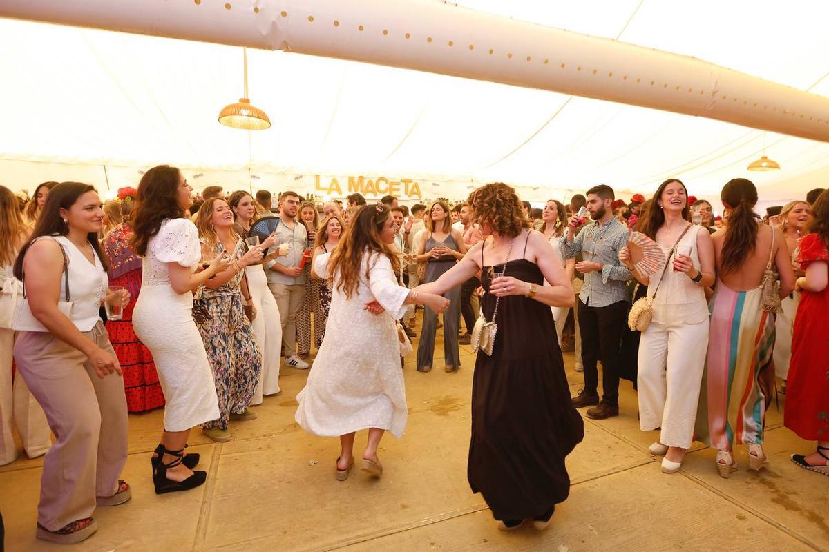 Baile y cante en la caseta La Maceta, premio a la mejor caseta con ambiente y decoración tradicional.