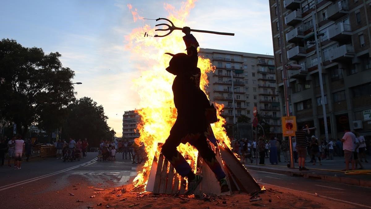 Los diables de La Sagrera encienden la hoguera en la plaza de Elx.