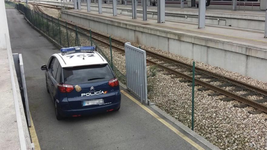 La Policía llevándose a los detenidos del Palacio de Justicia de Gijón