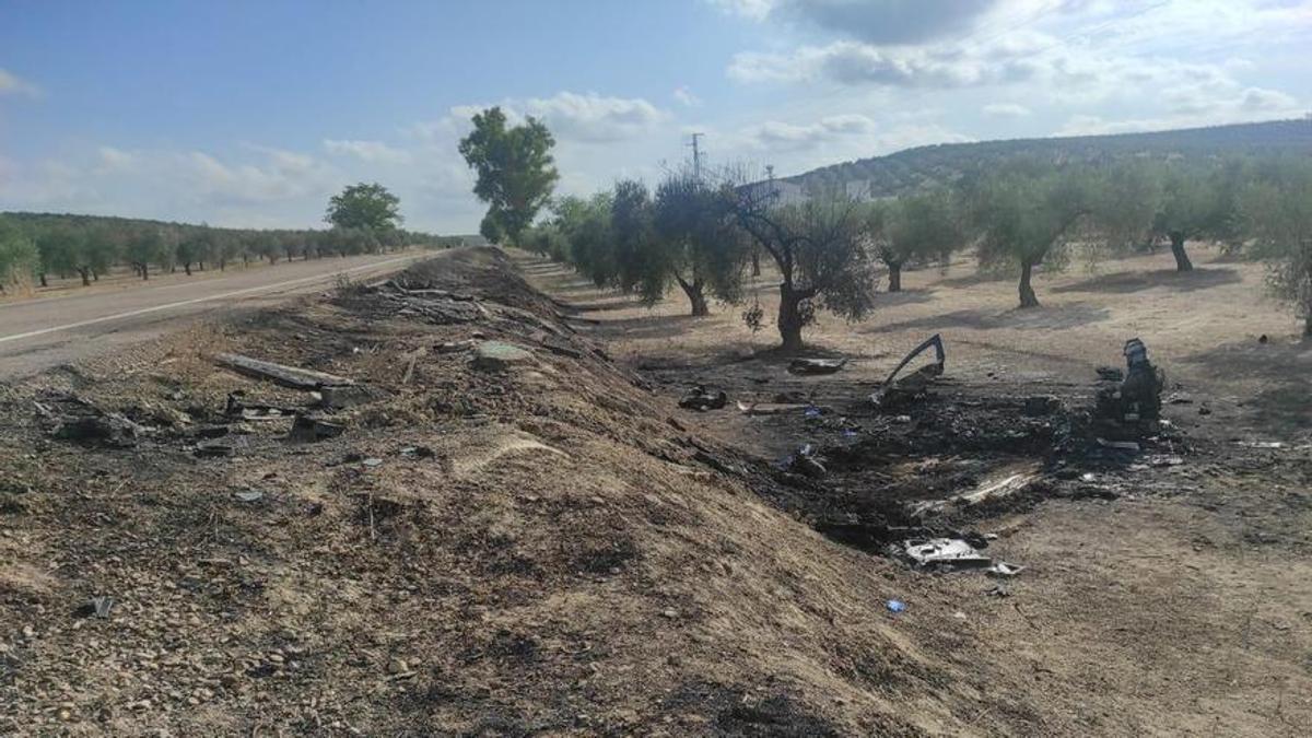 Restos calcinados de los vehículos tras el accidente.