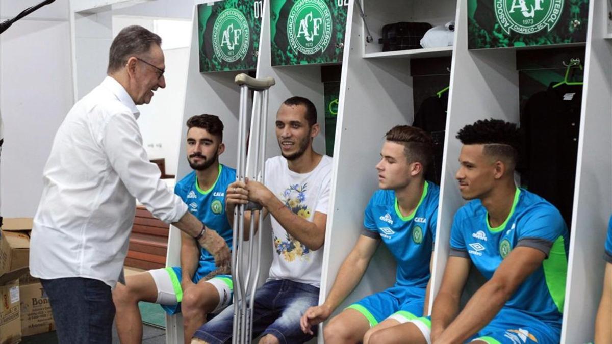 Un dirigente del Chapecoense saluda a Helio Neto, uno de los supervivientes de la tragedia aérea