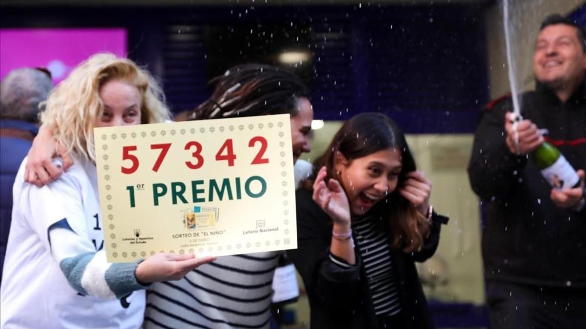 Celebración del primer premio de la Lotería del Niño en la administración Doña Manolita, en Madrid