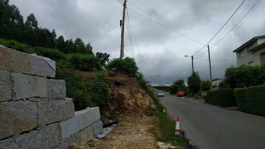 Uno de los postes de Telefónica que impide la finalización de la obra de la acera de Marciñado a Ervedíns.