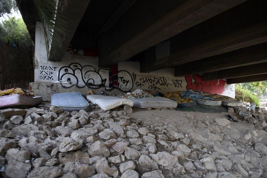 Así es la vida bajo el puente de la autovía de la A-30 en Murcia