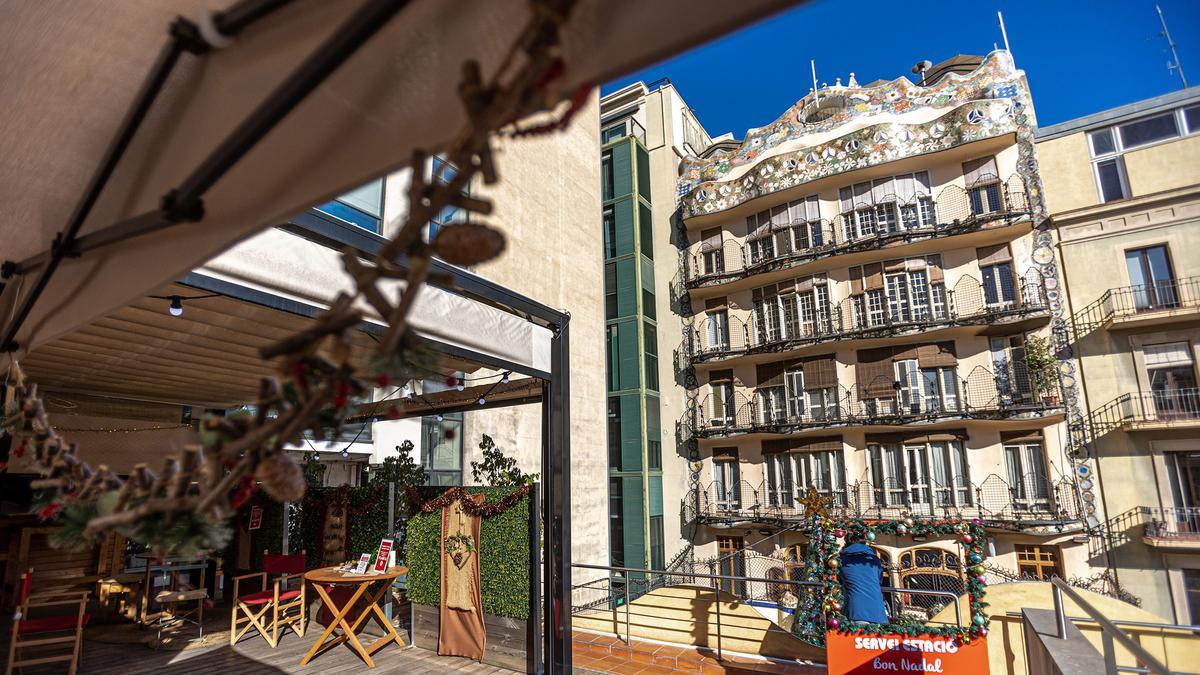 Vistas a la contrafachada de la Casa Batlló desde la terraza del segundo piso de Servei Estació.