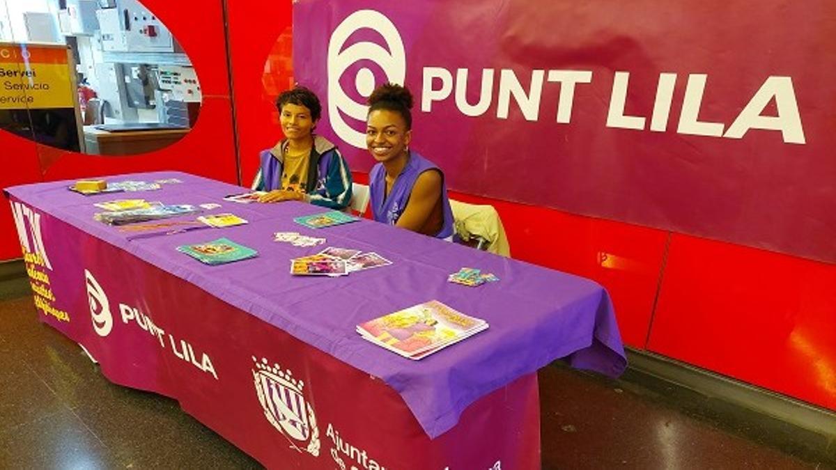 Un punto lila en el metro de Barcelona