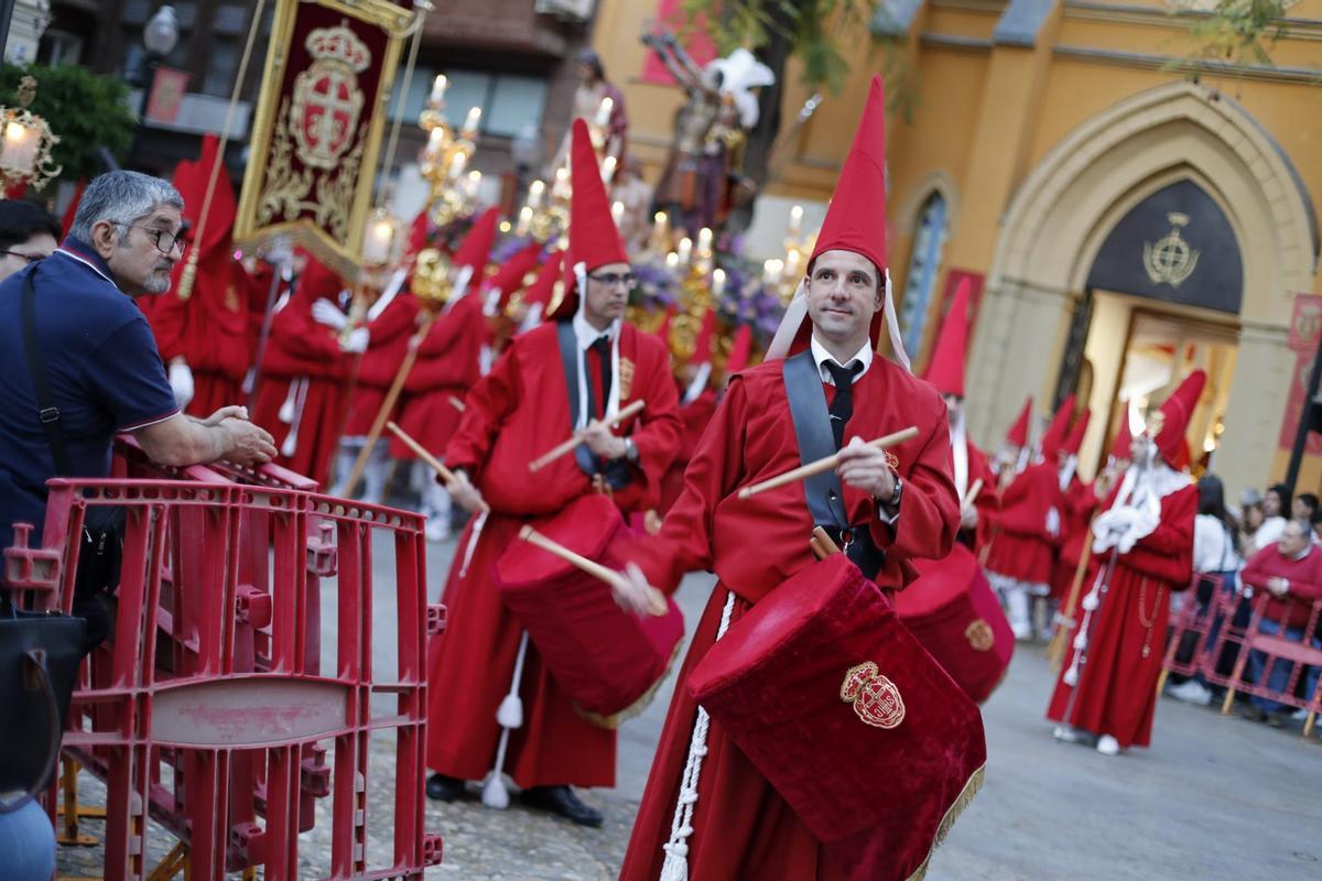 Tambores en el cortejo de La Caridad, que recorrió la ciudad de Murcia este Sábado de Pasión.
