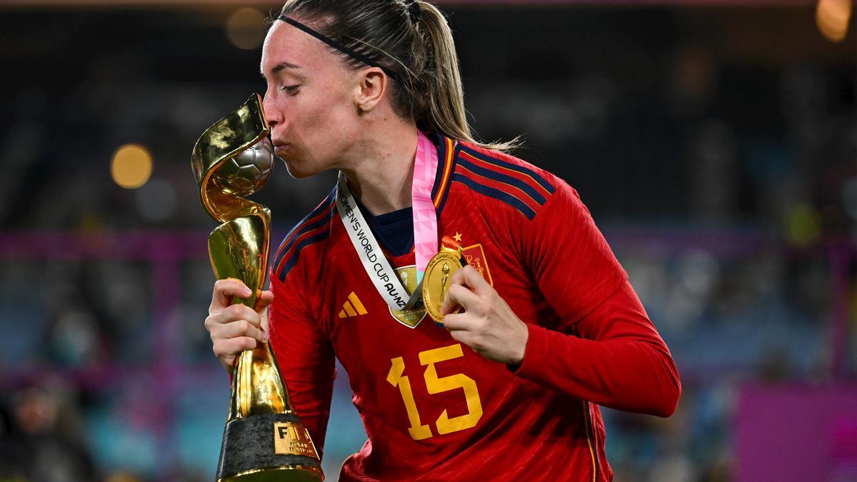 Eva Navarro besa la Copa del Mundo.