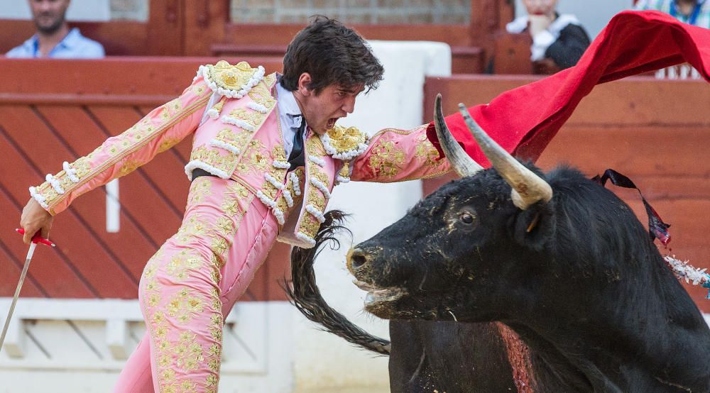 El novillero alicantino Jorge Rico triunfa en casa