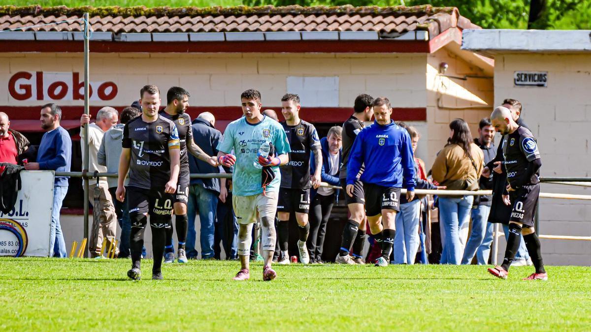 Los jugadores de La Corredoria en el partido de ida.