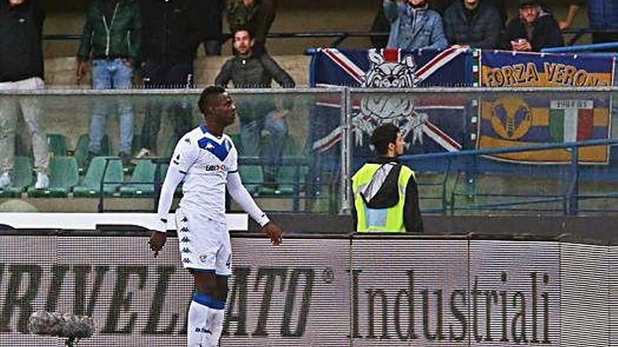 Balotelli rep insults racistes a al camp del Verona i amenaça d&#039;anar-se&#039;n