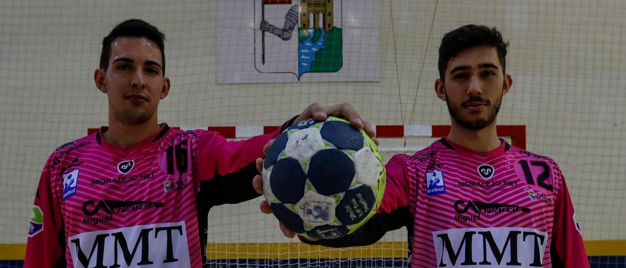 Luis Posado con Carlos Calle, en la segunda temporada del meta en ASOBAL