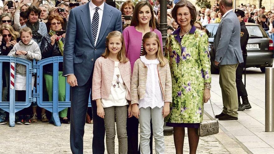 Arriba, los Reyes con sus hijas y la Reina Sofía. Abajo, doña Leticia. // Efe