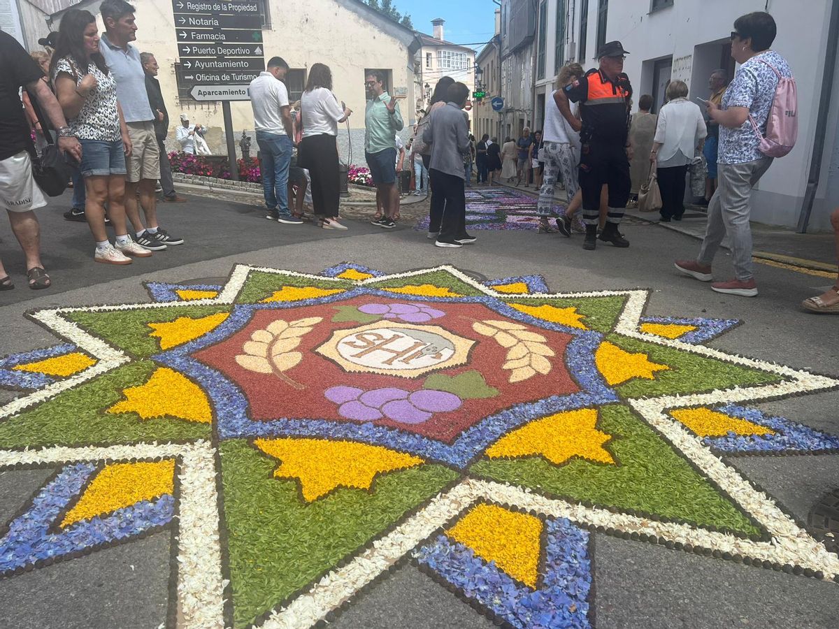 Castropol se llena de color con sus alfombras florales