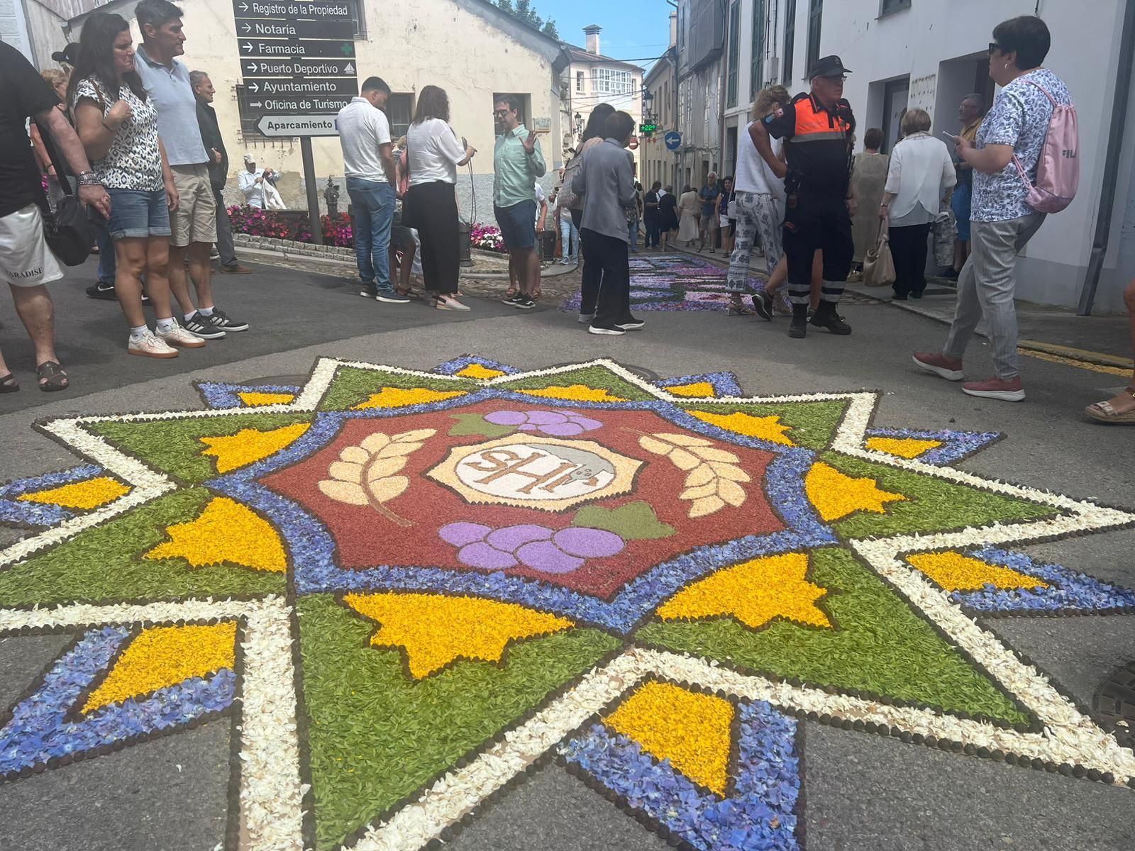 Castropol se llena de color con sus alfombras florales