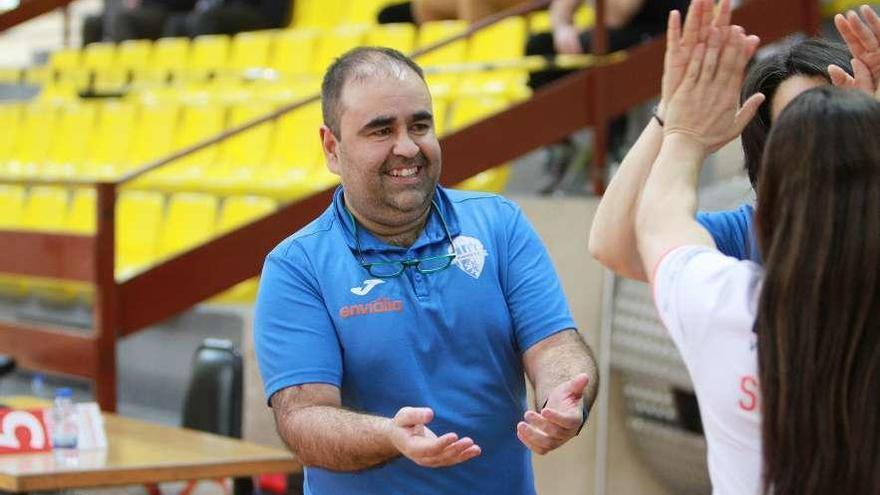 Gonzalo Iglesias celebra uno de los goles del Ourense Envialia en Os Remedios. // Iñaki Osorio