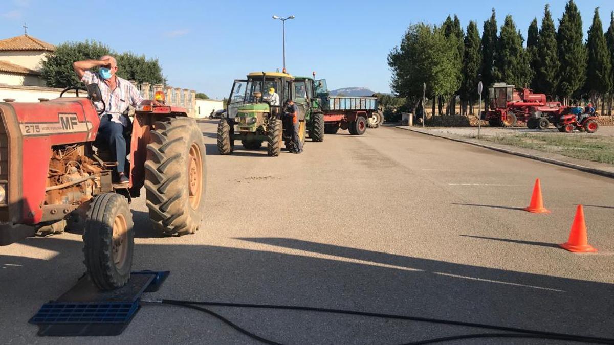Vehículos agrícolas esperan pasar la ITV